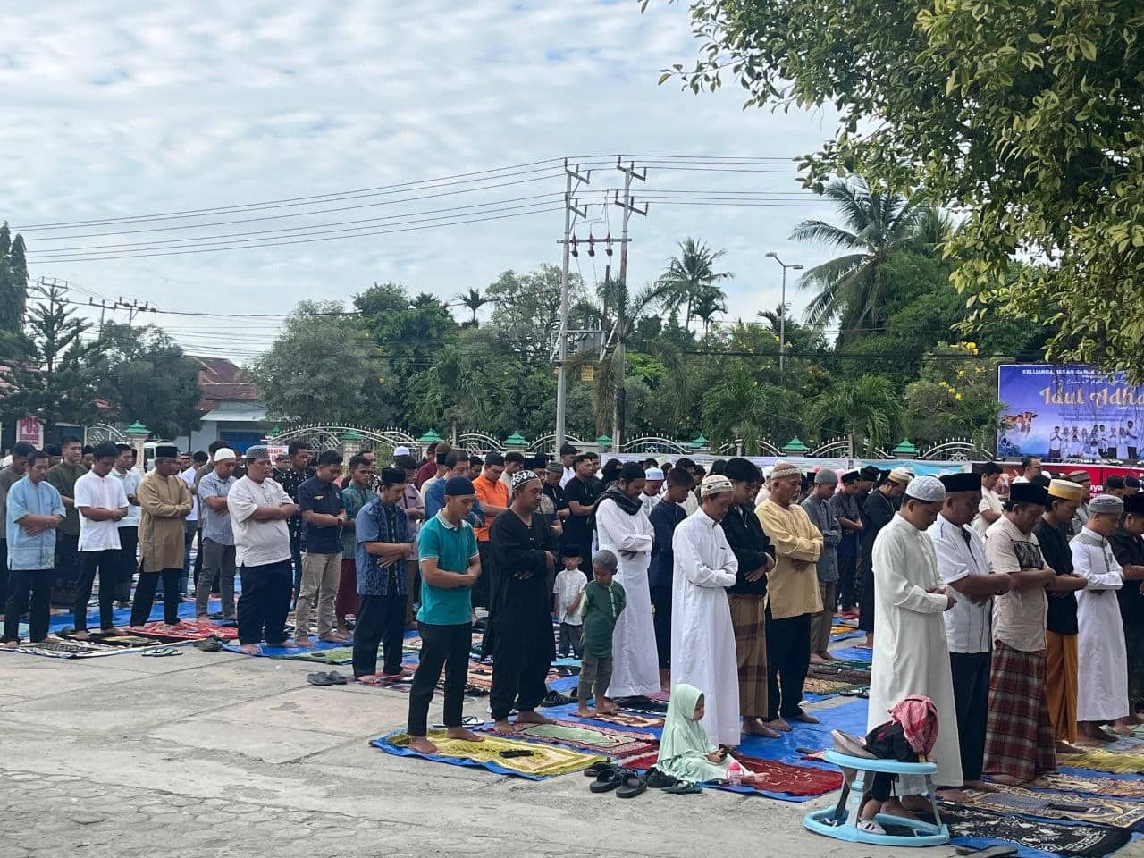 Ilustrasi berita Papua: Ribuan Umat Muslim di Kabupaten Jayapura Laksanakan Sholat Idul Adha, Keharmonisan di Tanah Papua Tetap Dijaga