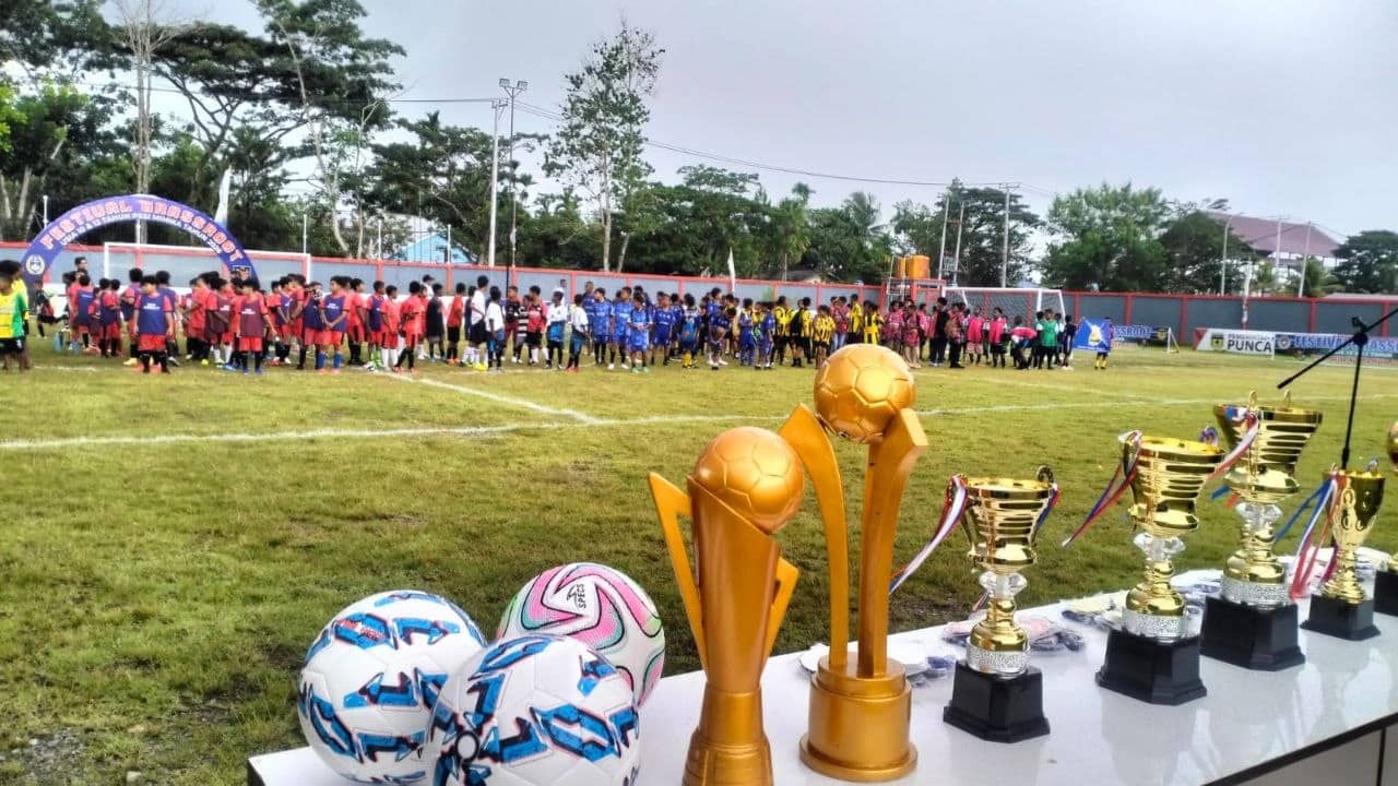 Ilustrasi berita Mimika: Festival Grassroot Mimika 2026 Resmi Dibuka, Perkuat Pembinaan Sepakbola Usia Dini