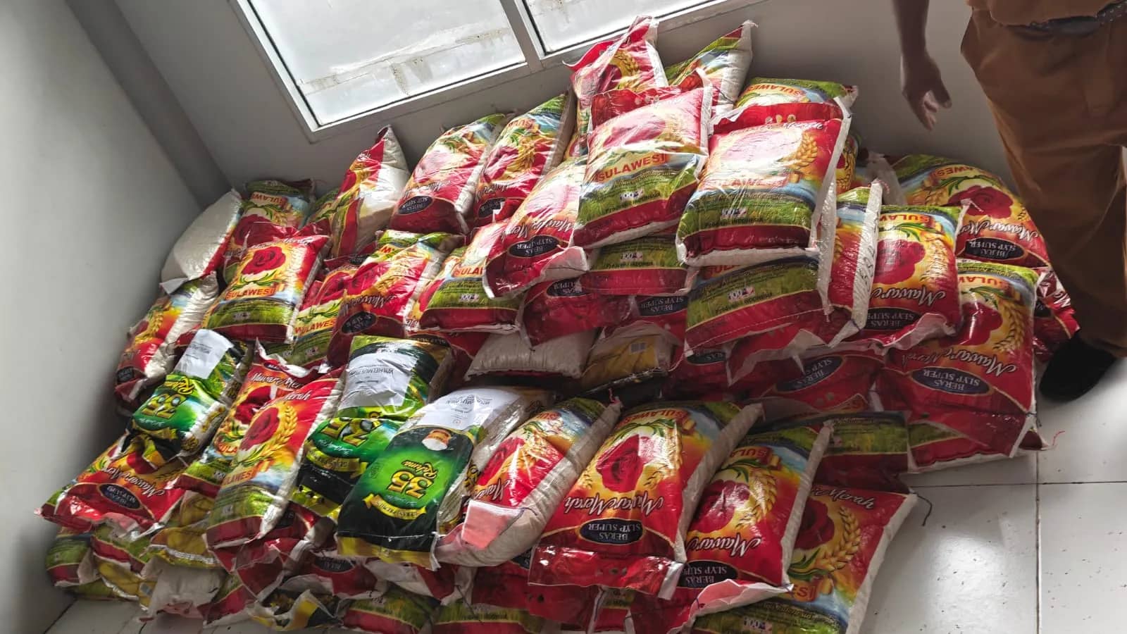 Beras bantuan untuk warga Distrik Jila