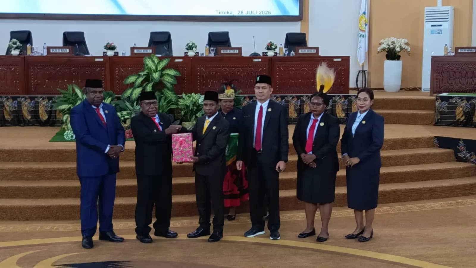 Penyerahan dokumen LKPJ Bupati Mimika TA 2025 kepada DPRK Mimika.
