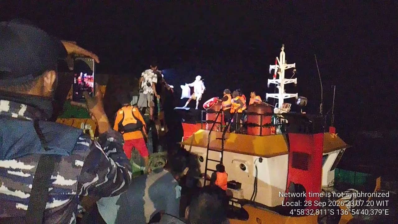 Proses evakuasi para penumpang kapal LCT Cahaya Permata Hati