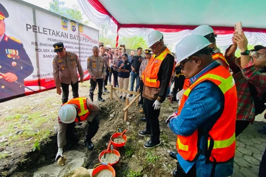 Bupati Mimika Johannes Rettob bersama Kapolda Papua Tengah Brigjen Pol Jeremias Rontini melakukan peletakan batu pertama pembangunan sejumlah fasilitas Kepolisian di Kabupaten Mimika, Kamis (1/10).