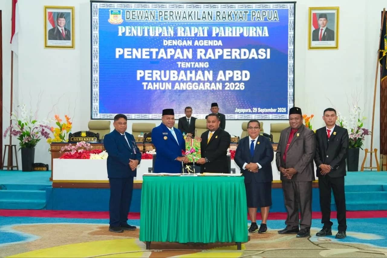 Gubernur Papua Matius Fakhiri saat menerima APBD Perubahan