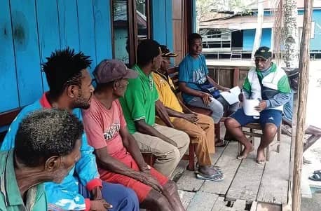 Staf Monev Kesehatan YPMAK saat mewawancarai warga mengenai layanan program kampung sehat.