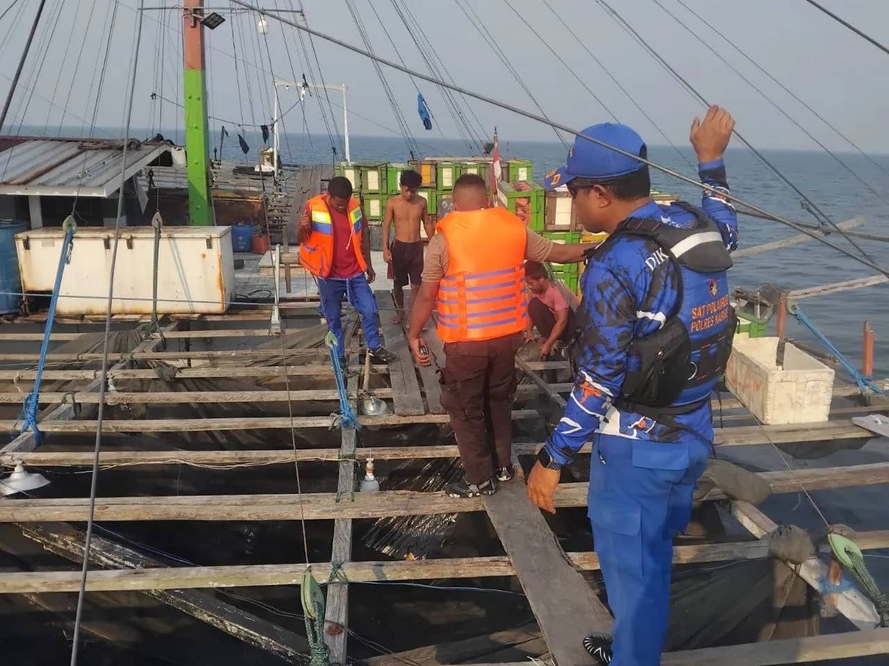 Pencarian perahu motor berwarna putih yang menggunakan dua mesin tempel masing-masing berkekuatan 15 PK yang bertolak dari Serui.