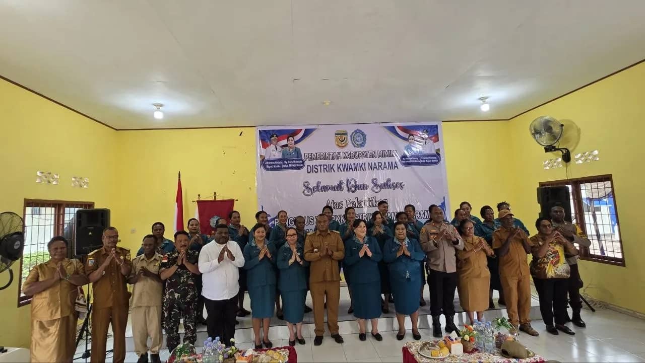 Ketua TP PKK Kabupaten Mimika Suzy Rettob bersama jajaran foto bersama Pengurus TP PKK Distrik Kwamki Narama masa bakti 2026-2030.