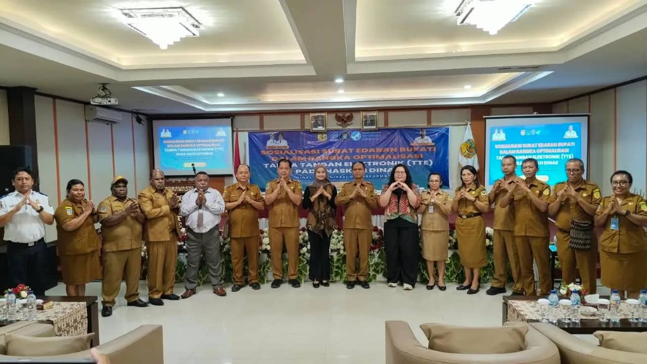 Foto bersama para peserta Sosialisasi Surat Edaran Tanda Tangan Elektronik (TTE) pada Naskah Dinas di Timika.