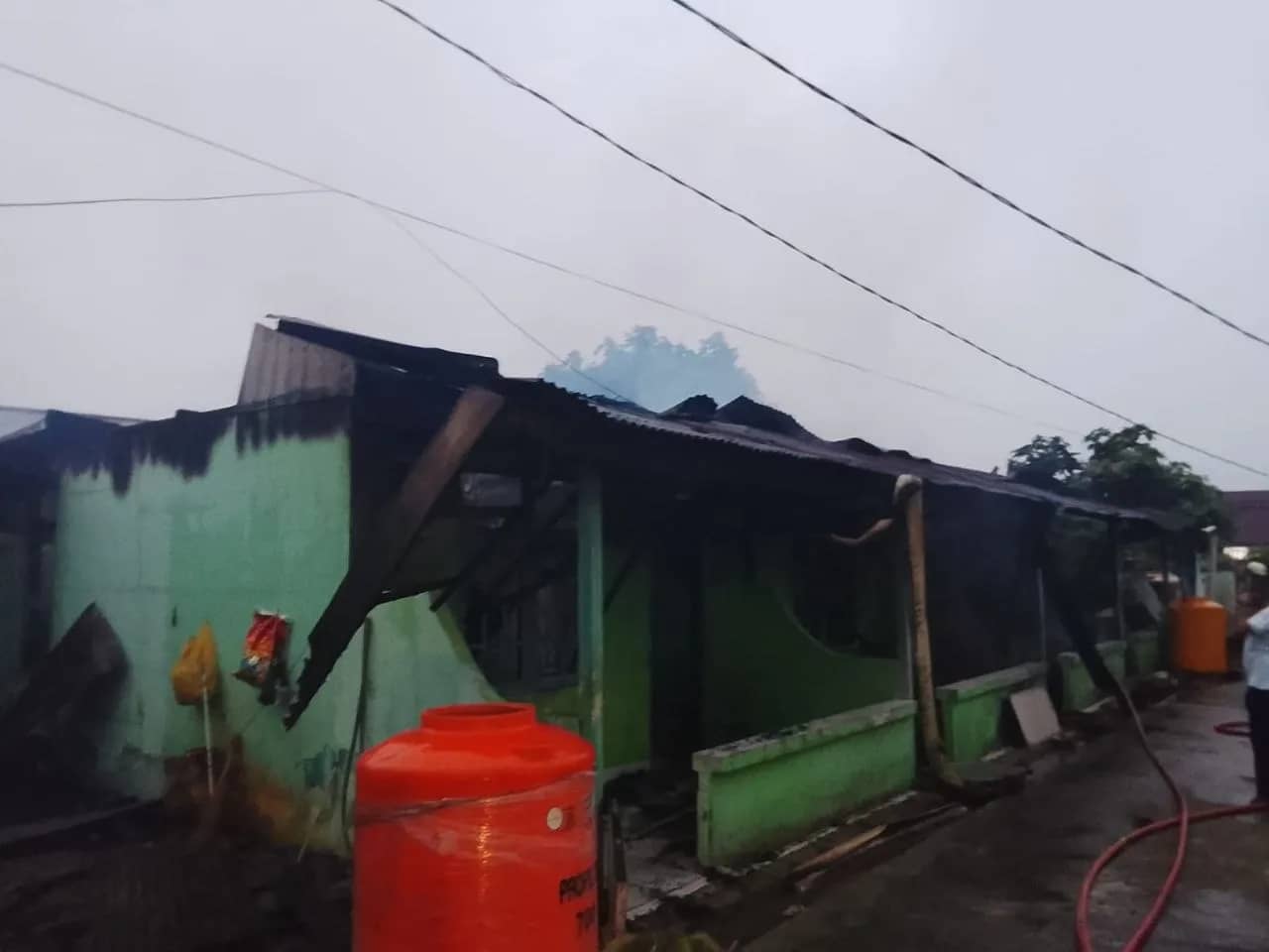 Tampak rumah kos yang terbakar di Jalan WR Supratman, Timika.