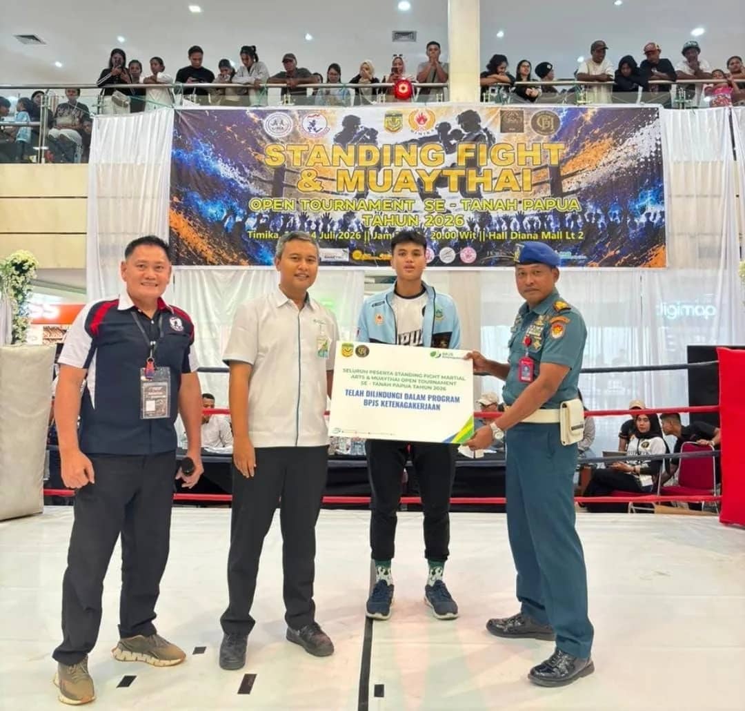Penyerahan BPJS Ketenagakerjaan untuk perlindungan para atlet.