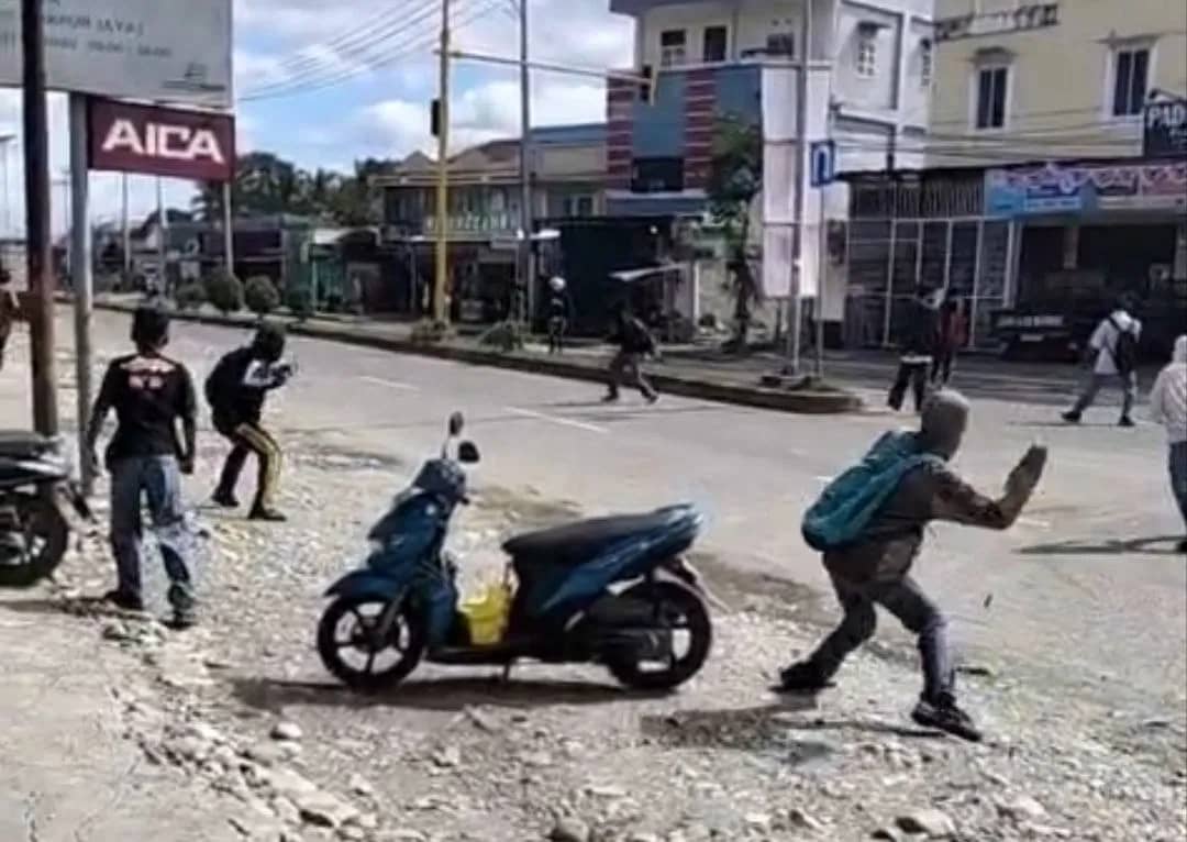 Aksi saling lempar dua kelompok pelajar di Jalan Yos Sudarso, Timika, Selasa (4/8).