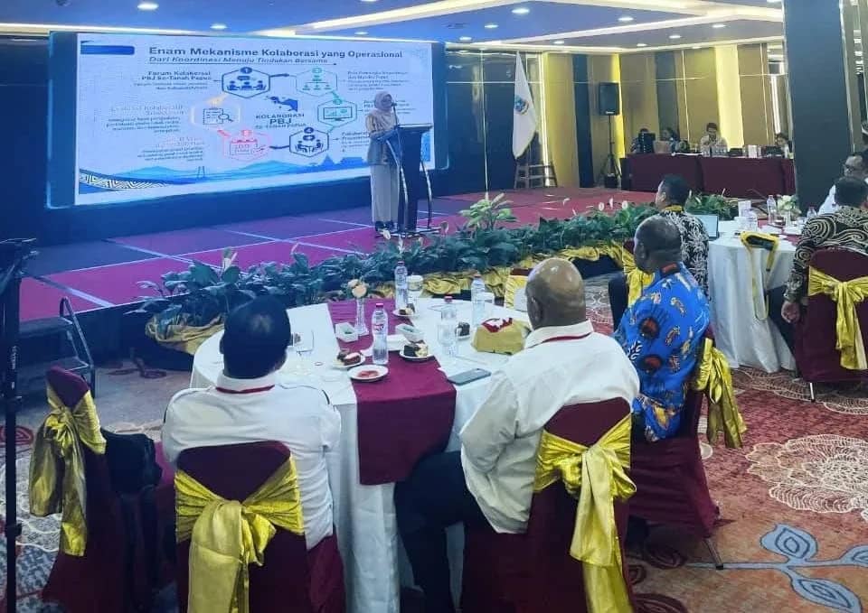 Deputi Bidang Pengembangan dan Pembinaan Sumber Daya Manusia LKPP RI Suharti saat menyampaikan arahan dalam Rakor Pengadaan Barang/Jasa se-Tanah Papua Tahun 2026 di Timika.