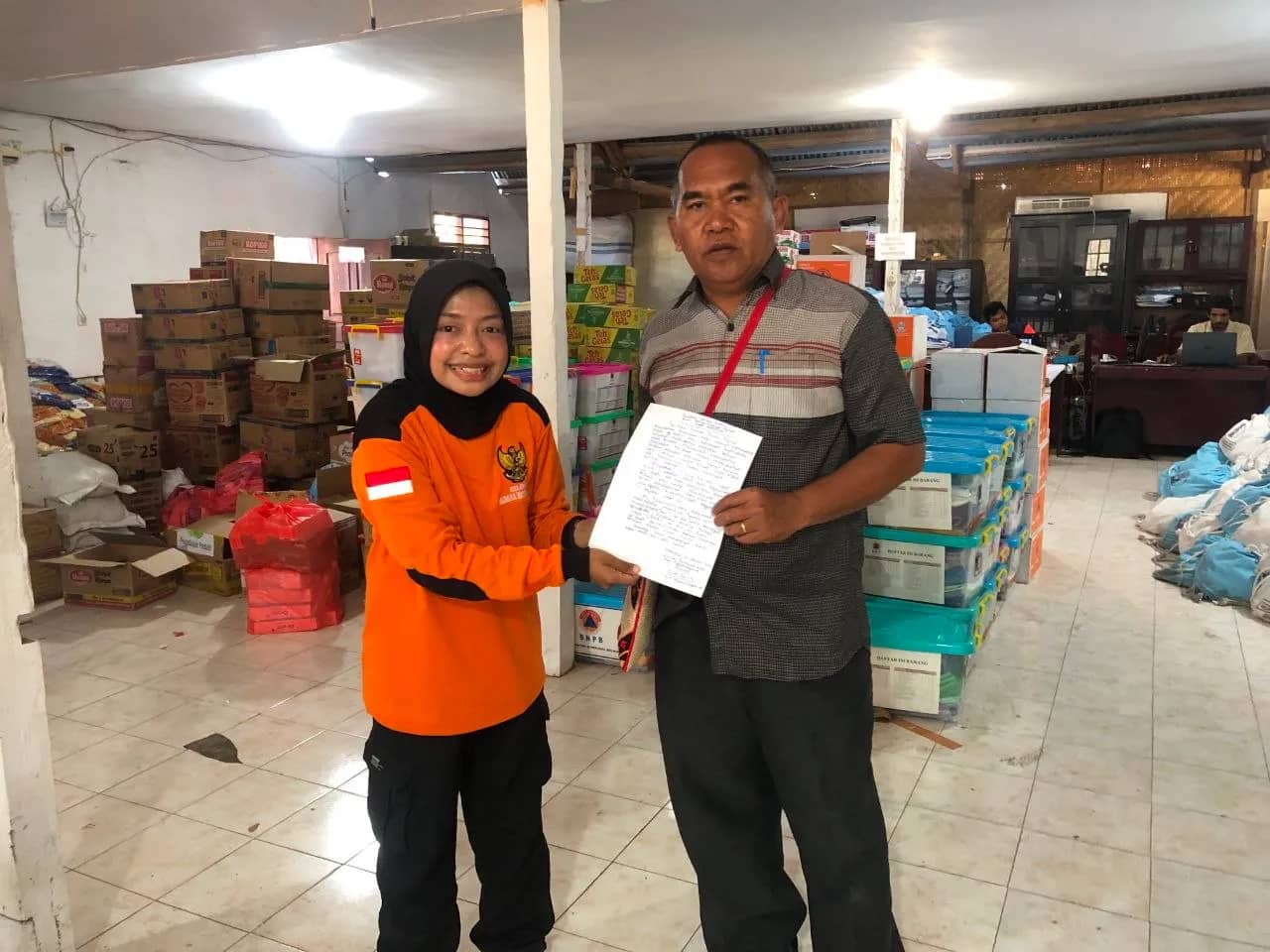 Relawan Mimika Respon Cepat bersama Asisten Bidang Perekonomian dan Pembangunan Kabupaten Nagekeo, Elias Tae, saat foto bersama.
