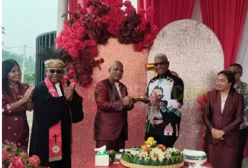 Bupati Mimika, Johanes Rettob saat menghadiri ibadah syukuran Hari Ulang Tahun (HUT) ke-70 GKI di Tanah Papua Klasis Mimika, Senin (26/10).