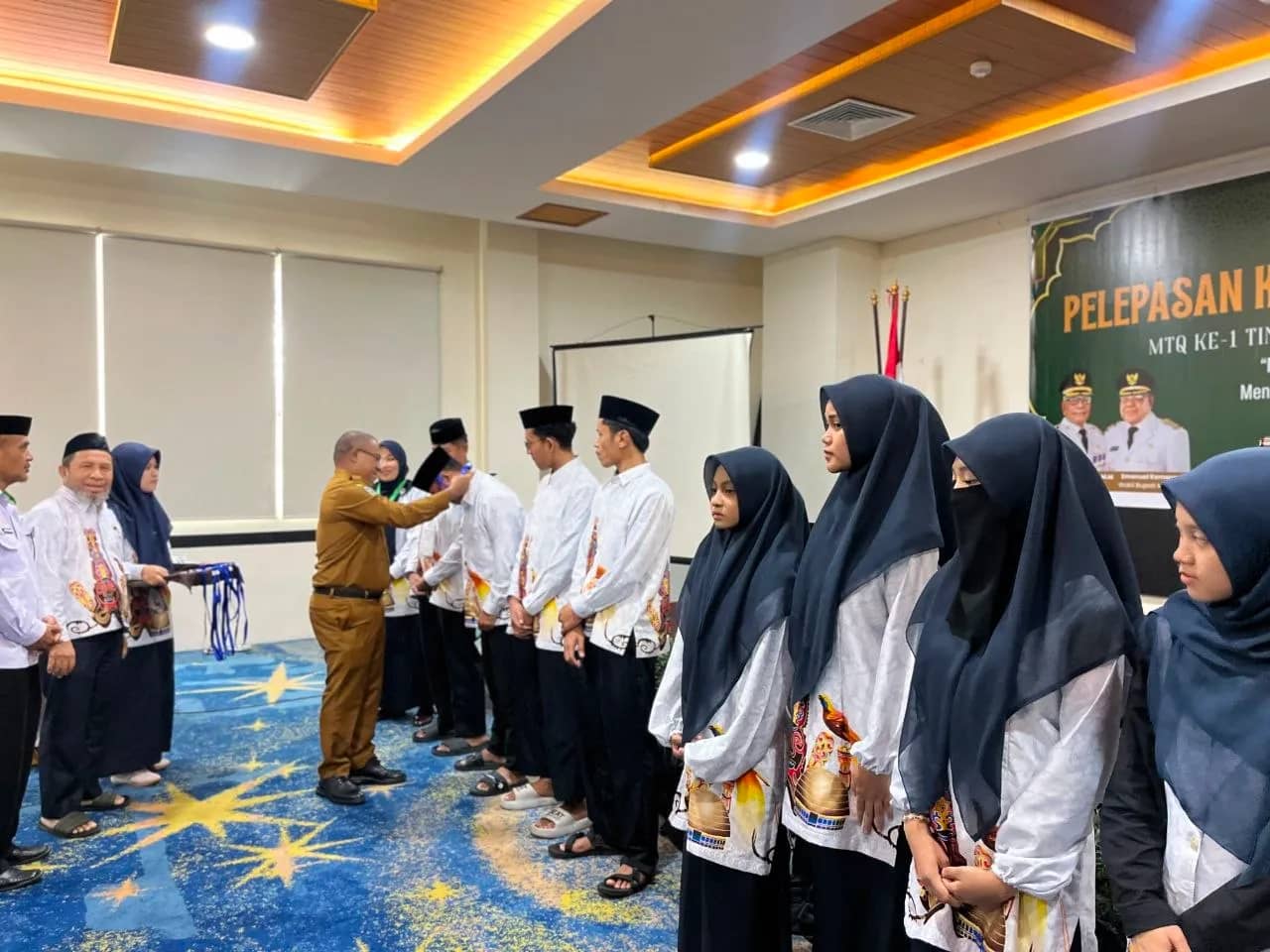 Pemerintah Kabupaten Mimika resmi melepas 40 peserta terbaik untuk mengikuti Musabaqah Tilawatil Quran (MTQ) ke-1 Tingkat Provinsi Papua Tengah, Senin (13/7).