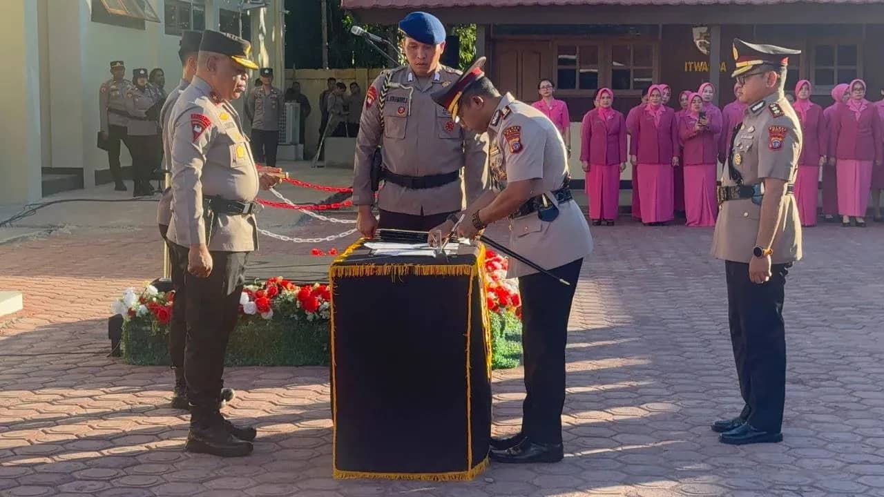 Kapolda Papua Tengah saat  memimpin upacara serah terima jabatan dan pengukuhan PJU dan Kapolres di lingkungan Polda Papua Tengah.