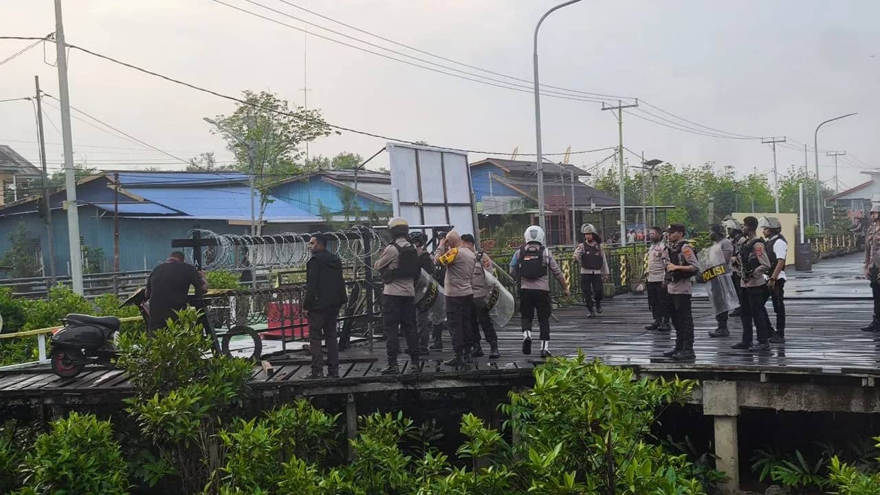 Polres Asmat saat melakukan pengamanan dan pengendalian situasi pascapenganiayaan di Agats.