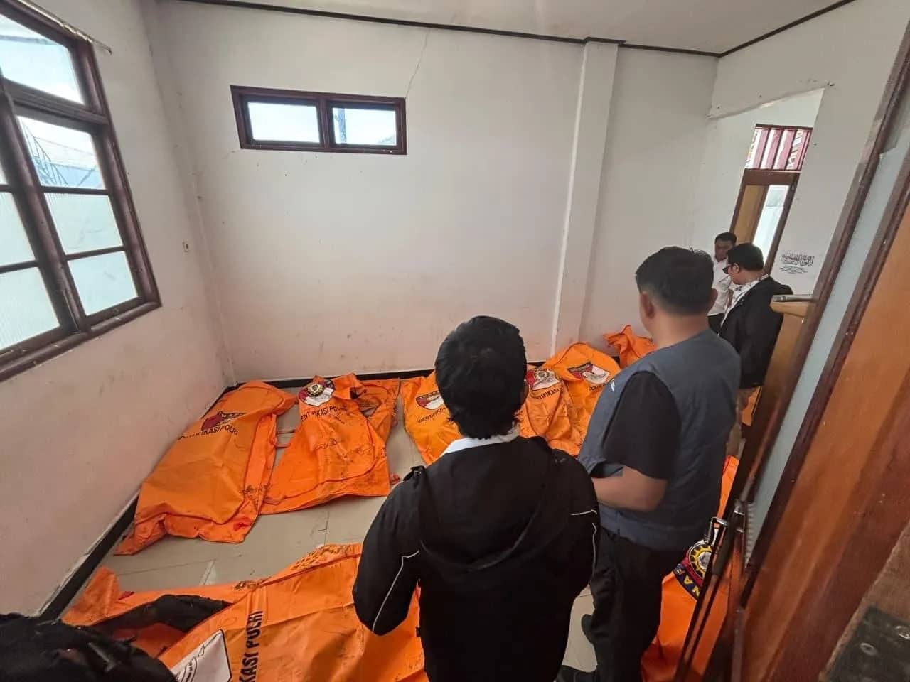 Tampak jenazah para korban usai dievakuasi.