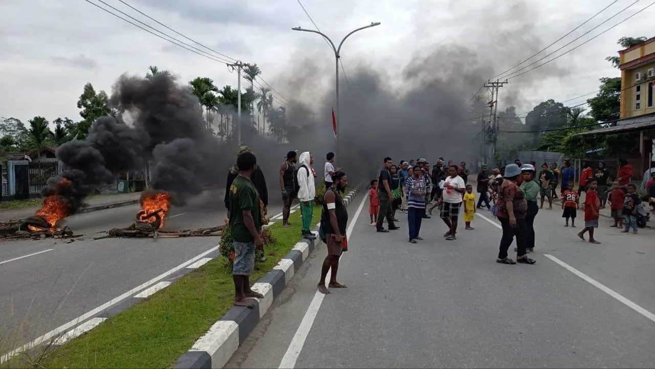 Aksi pemalangan Jalan Cenderawasih SP 2 Timika depan Perumahan Pemda Mimika, Kamis (6/8).