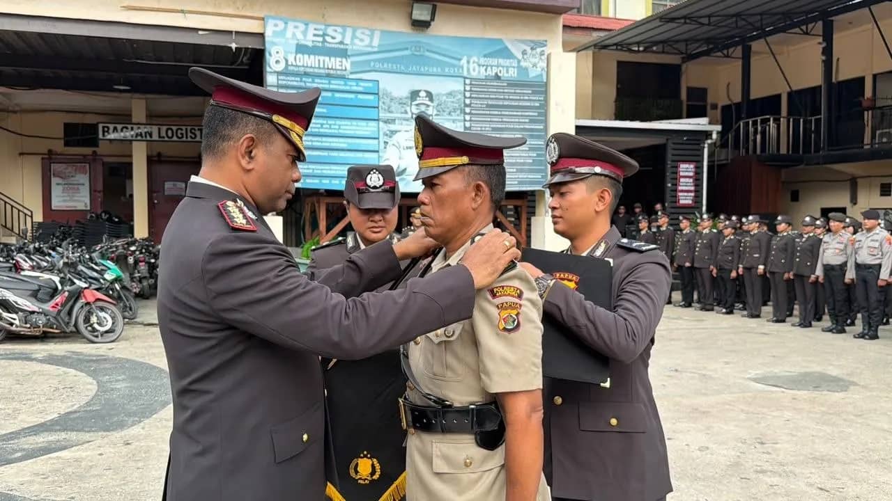 Kompol Edi Purwadi menerima kenaikan pangkat pengabdian pada momentum Hari Kesaktian Pancasila di Polresta Jayapura Kota.