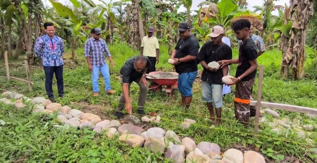 Deputi Bidang Program YPMAK, Billy Enerson Korwa dan Kepala Divisi Program Sosial dan Ekonomi YPMAK, Oktavianus Jangkup saat peletakan batu pertama pembangunan Rumah Sagu, Mapuru Jaya, Distrik Mimika Timur.