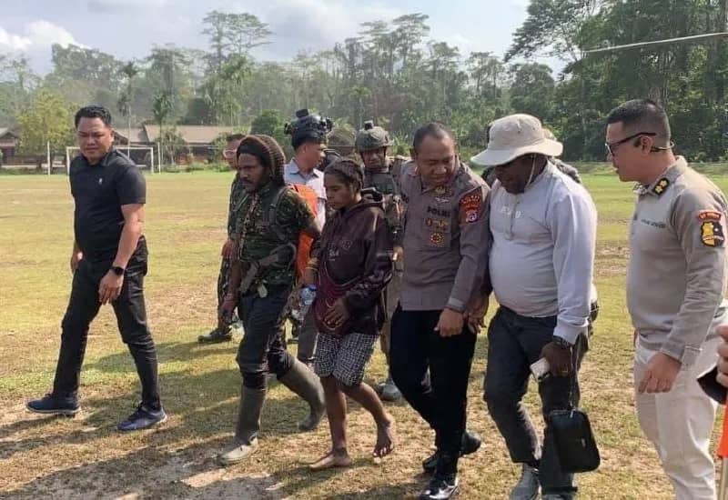 Tampak Ketua MRP Papua Tengah Agustinus Anggaibak bersama korban dan keluarga disambut Kapolres Mimika AKBP Alredo Agustinus Rumbiak saat tiba dengan helikopter di lapangan Mako Brimob Batalyon B Polda Papua Tengah.