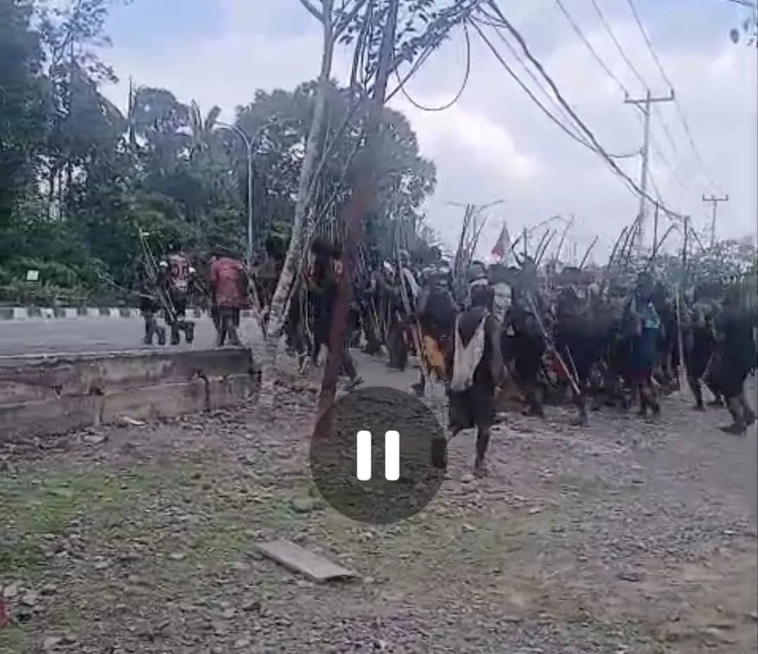 Tampak puluhan massa yang diduga keluarga korban pembunuhan berkumpul sambil membawa alat panah di Jalan Mayon, Distrik Kuala Kencana, Mimika, Kamis (20/8).