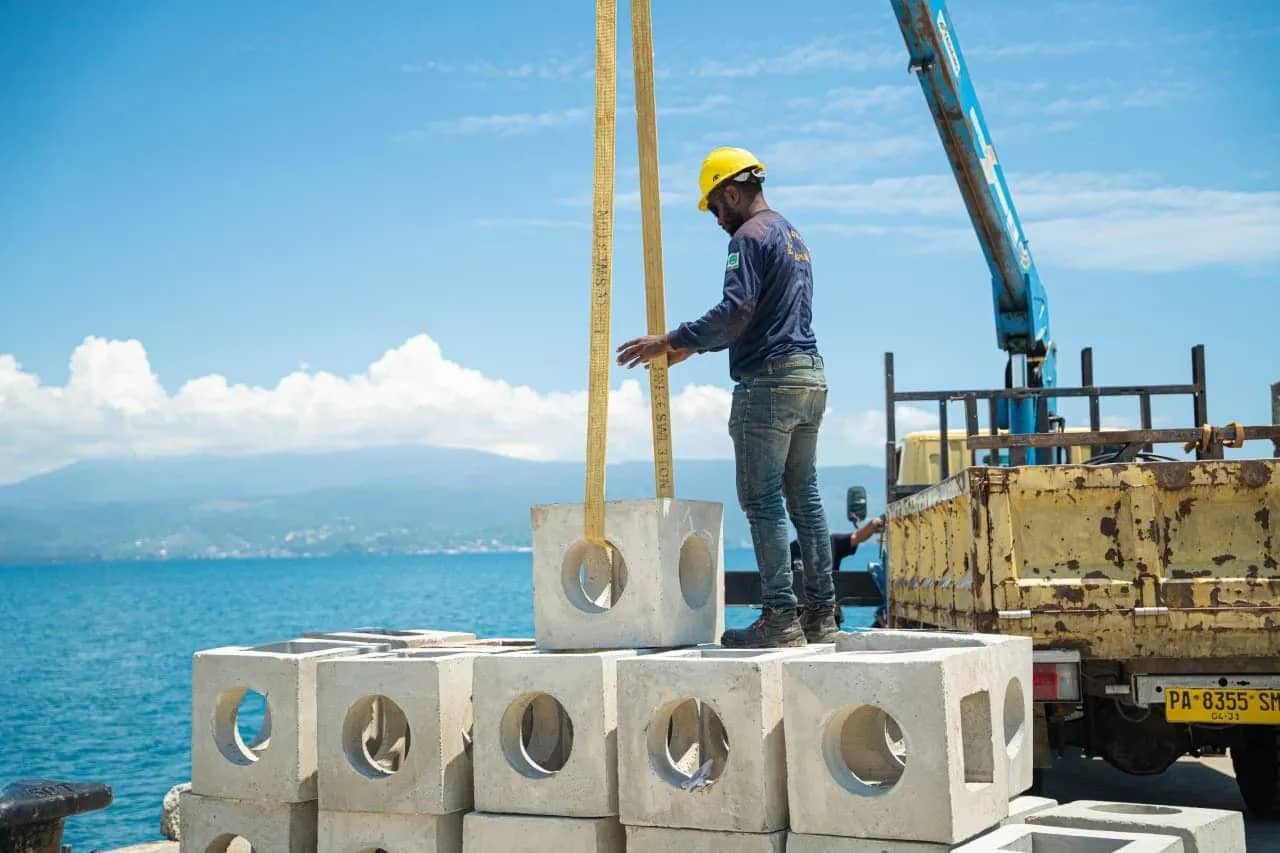 PT PLN (Persero) bersama komunitas EAB Outdoor memanfaatkan material Fly Ash dan Bottom Ash (FABA) dari PLTU Holtekamp sebagai bahan pembuatan modul rumah ikan di perairan Pantai Holtekamp, Kota Jayapura. Program ini ditujukan untuk mendukung pemulihan ekosistem laut dan meningkatkan potensi ekonomi masyarakat pesisir.