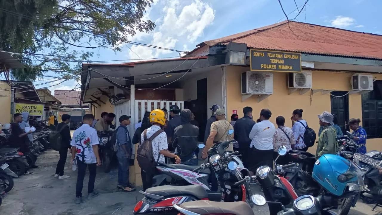 Para pencaker saat melaporkan dugaan penipuan di SPKT Polres Mimika.