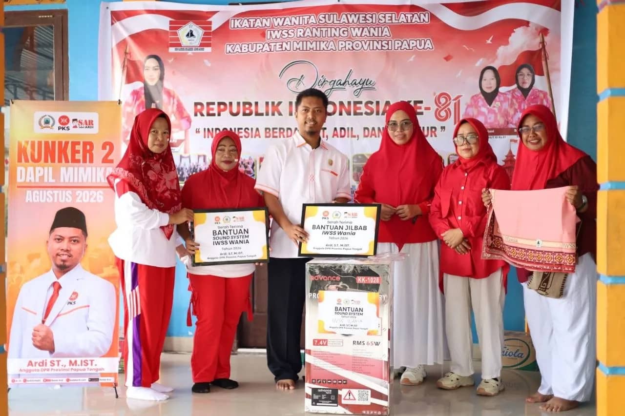 Penyerahan bantuan dari anggota DPR Papua Tengah, Ardi ST,M.IST kepada IWSS Wania dan Masjid An Naim SP 4.