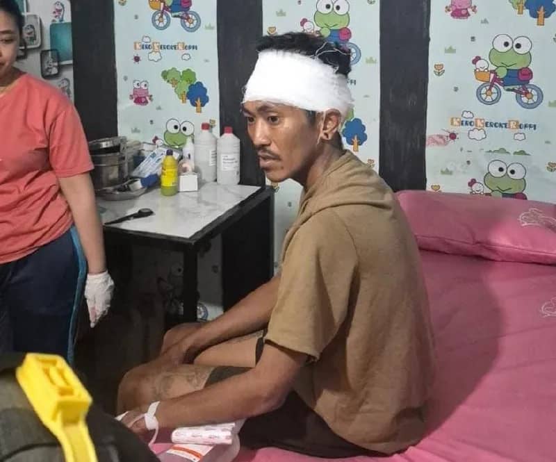 Korban saat mendapatkan perawatan medis