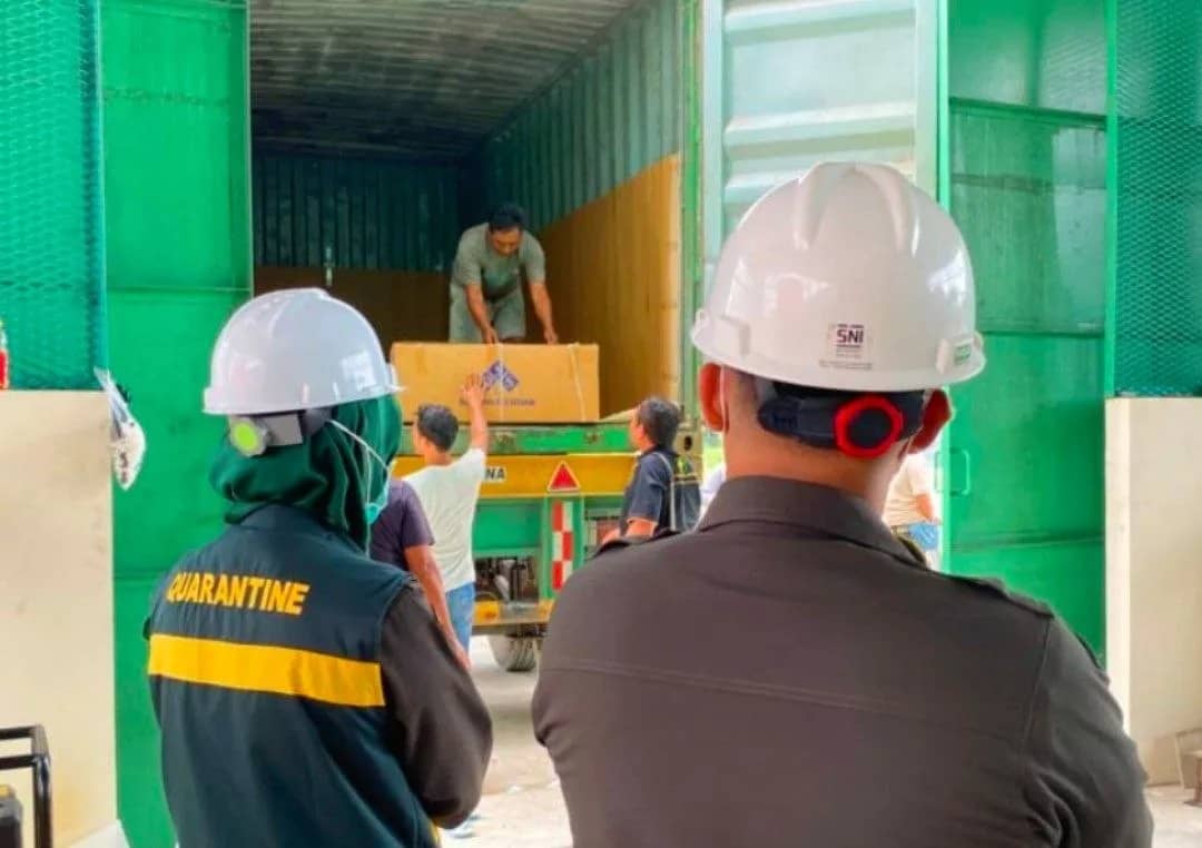 Petugas Karantina Papua Tengah mengawasi pengiriman 604 ton minyak sawit mentah (crude palm oil/CPO) dari Kabupaten Mimika, Papua Tengah, menuju Surabaya