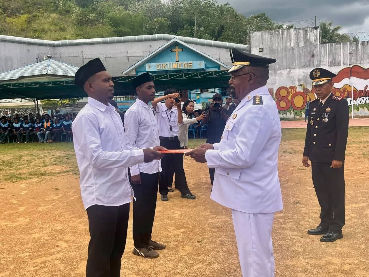 Bupati Jayapura Yunus Wonda ketika menyerahkan remisi kepada tahanan di Lapas Narkotika Jayapura