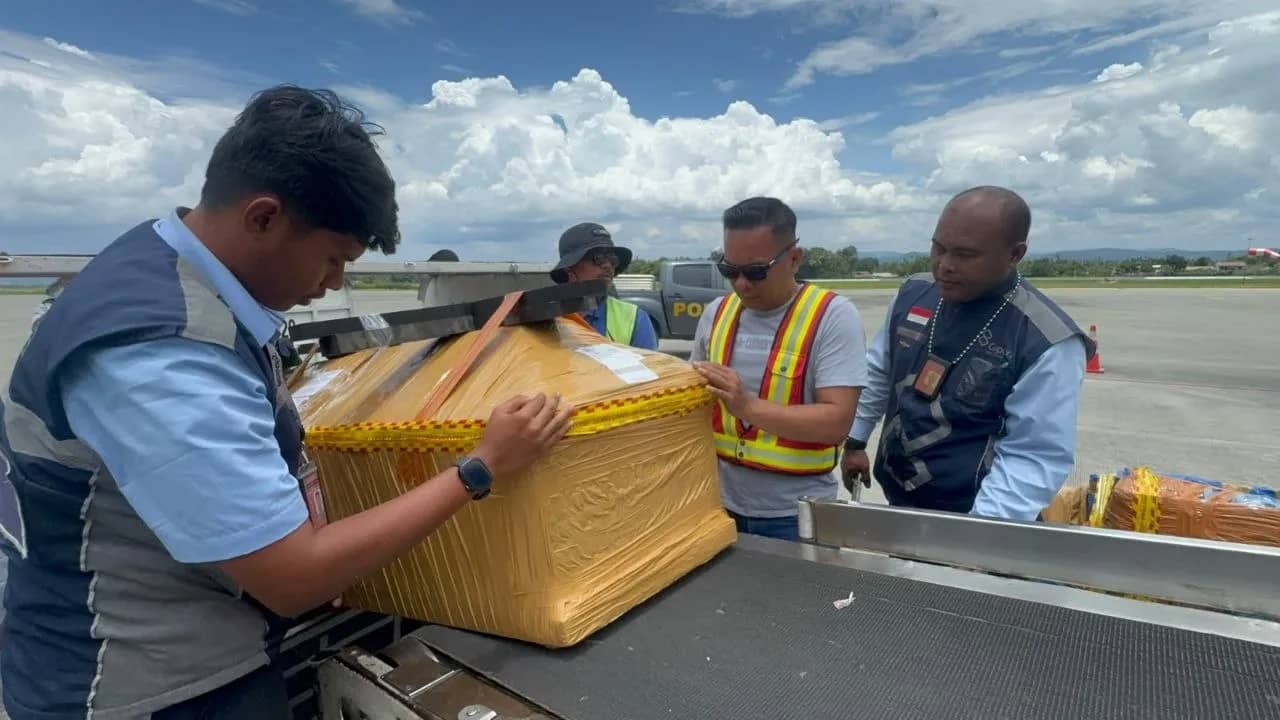 Jenazah almahum Aris Sanda saat tiba di Bandara Sentani