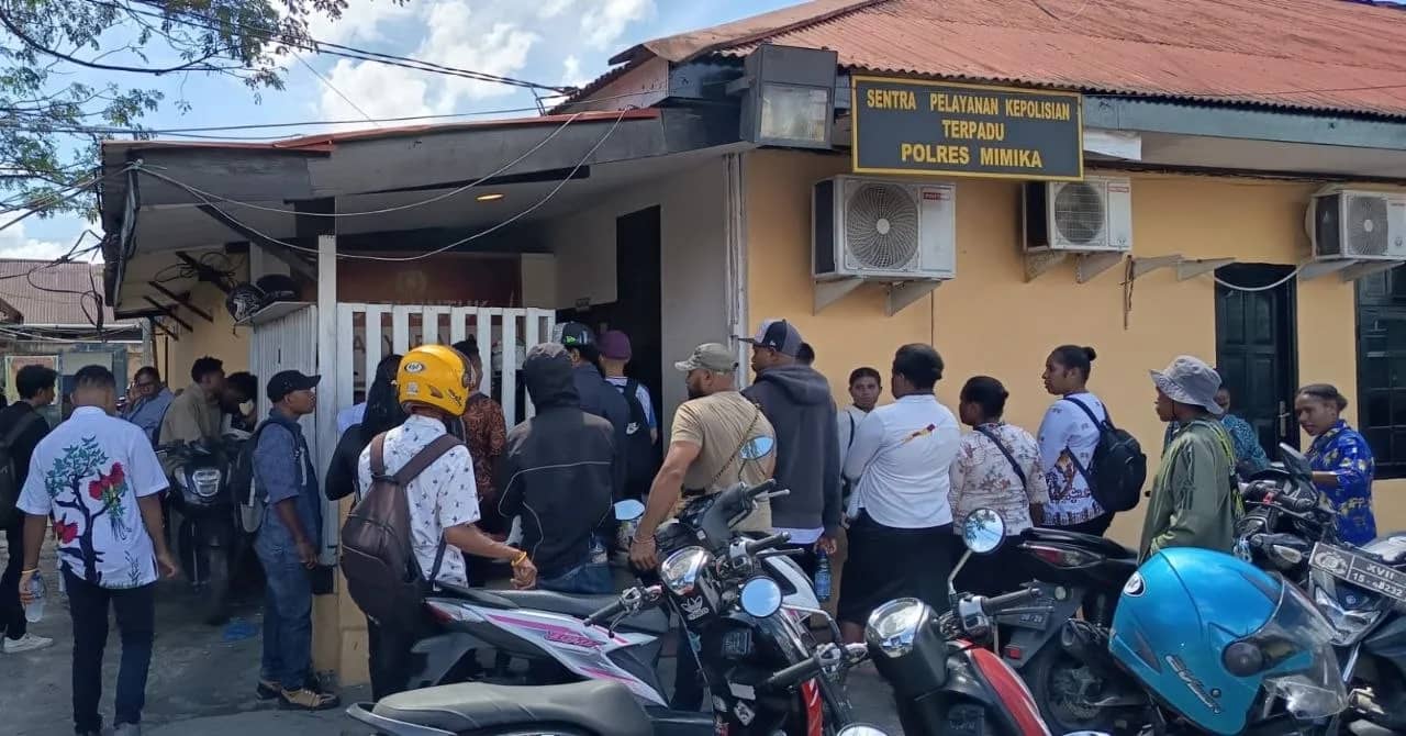Para pencaker saat melaporkan penipuan ke SPKT Polres Mimika.