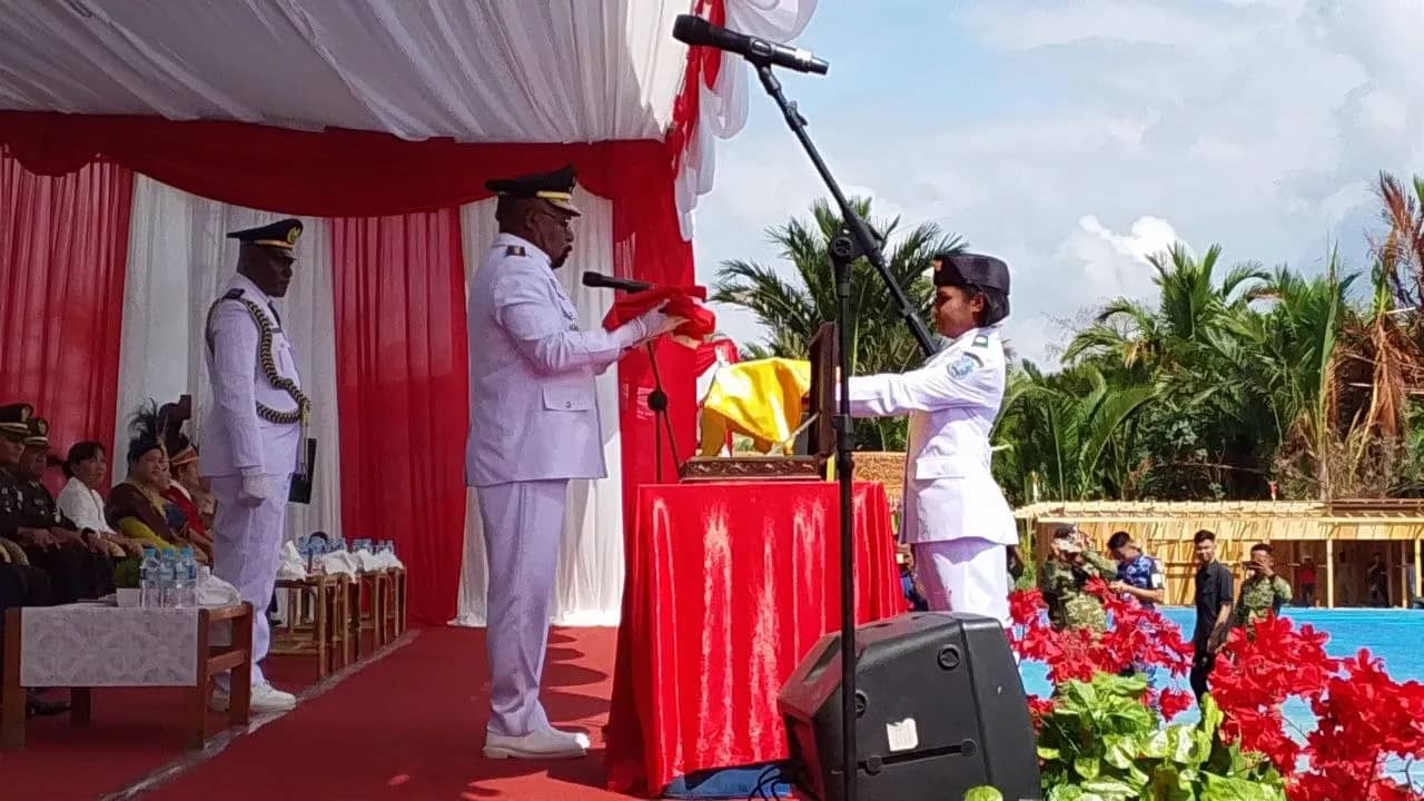 Bupati Jayapura Dr. Yunus Wonda  saat memimpin upacara hut ke-81 RI