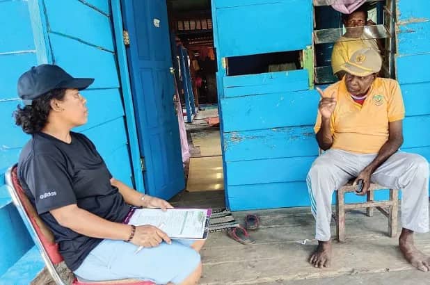 Kepala Divisi Monev Kesehatan YPMAK, Riana Wadibar menanyakan pelayanan Program Kampung Sehat kepada warga di Kampung Aikawapuka, Rabu (6/5/2026).
