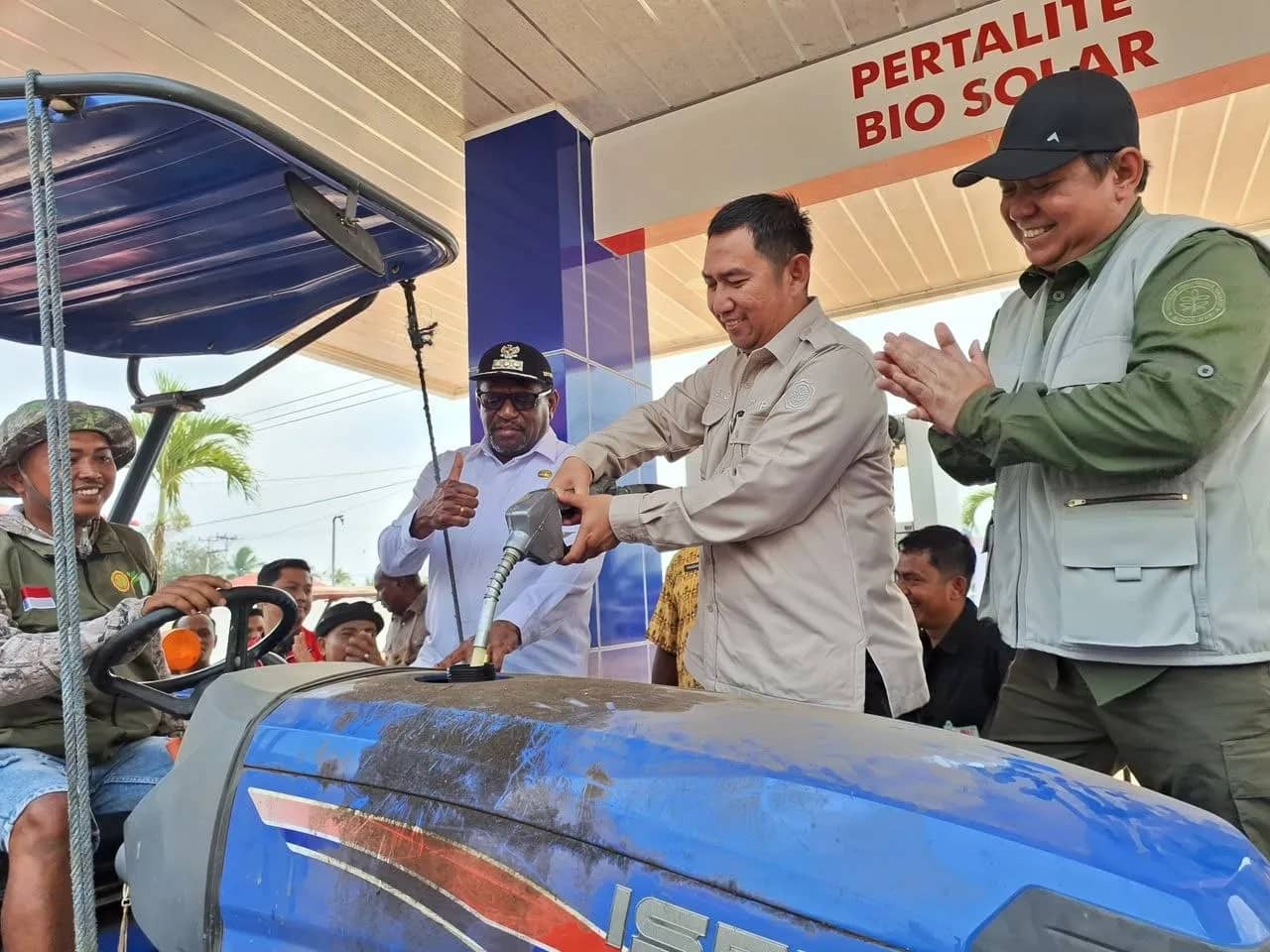 Bupati Merauke, Yoseph Bladib Gebze bersama Executive General Manager (EGM) Pertamina Patra Niaga Regional Papua Maluku Awan Raharjo