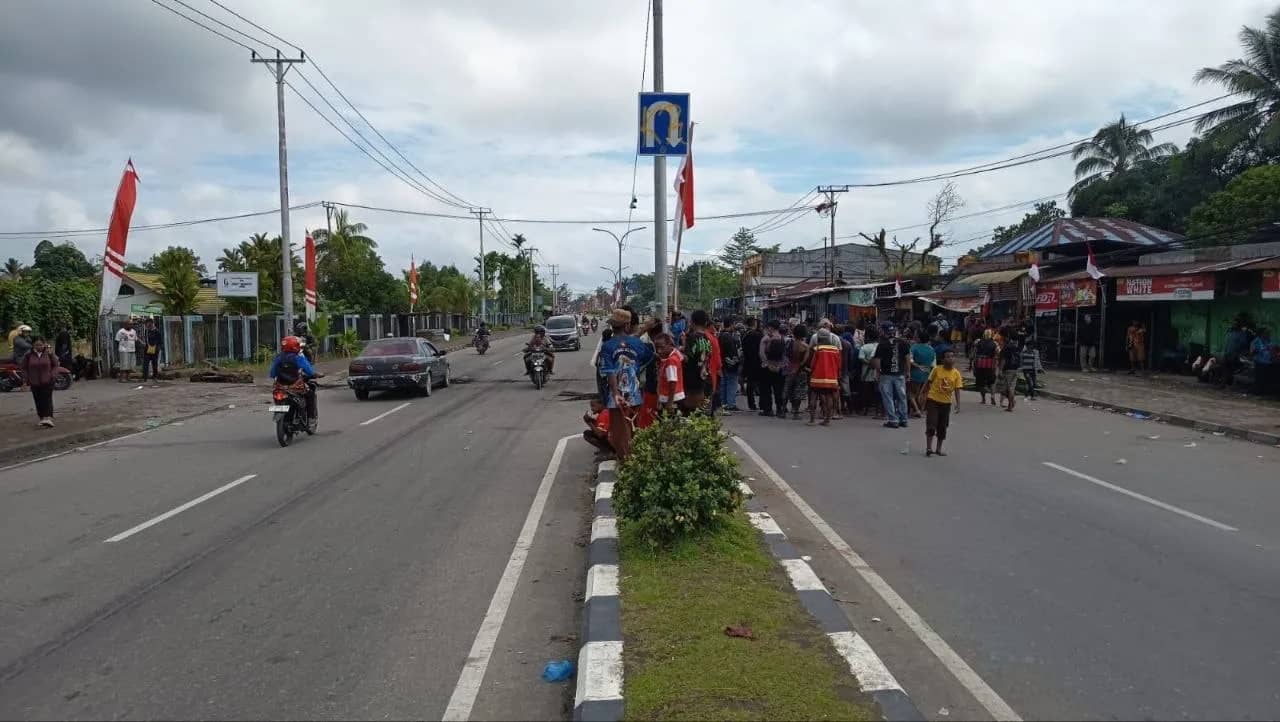 Tampak satu ruas jalan dibuka untuk lalu lintas umum.