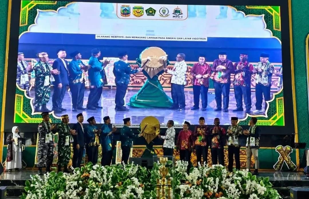 Pemukulan Bedug pertanda ditutupnya kegiatan MTQ Ke - 1 Tingkat Provinsi Papua Tengah