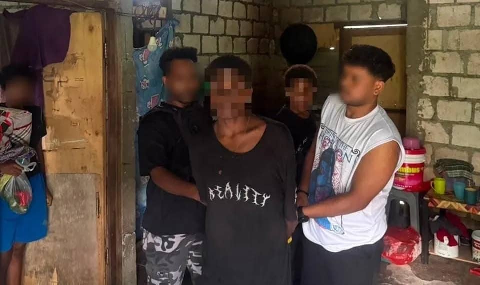 Polisi saat menangkap pelaku pencurian di Sentani