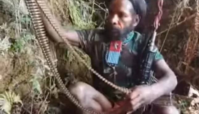 Salah satu pucuk pimpinan TPNPB-OPM, Aibon Kogoya memamerkan sabuk amunisi yang berhasil direbut dari aparat Indonesia.