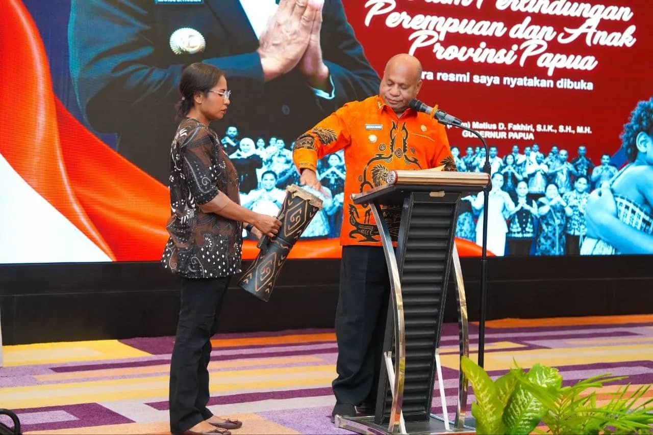 Gubernur Papua Matius D. Fakhiri saat membuka kegiatan rapat koordinasi perlindungan perempuan dan anak di Papua