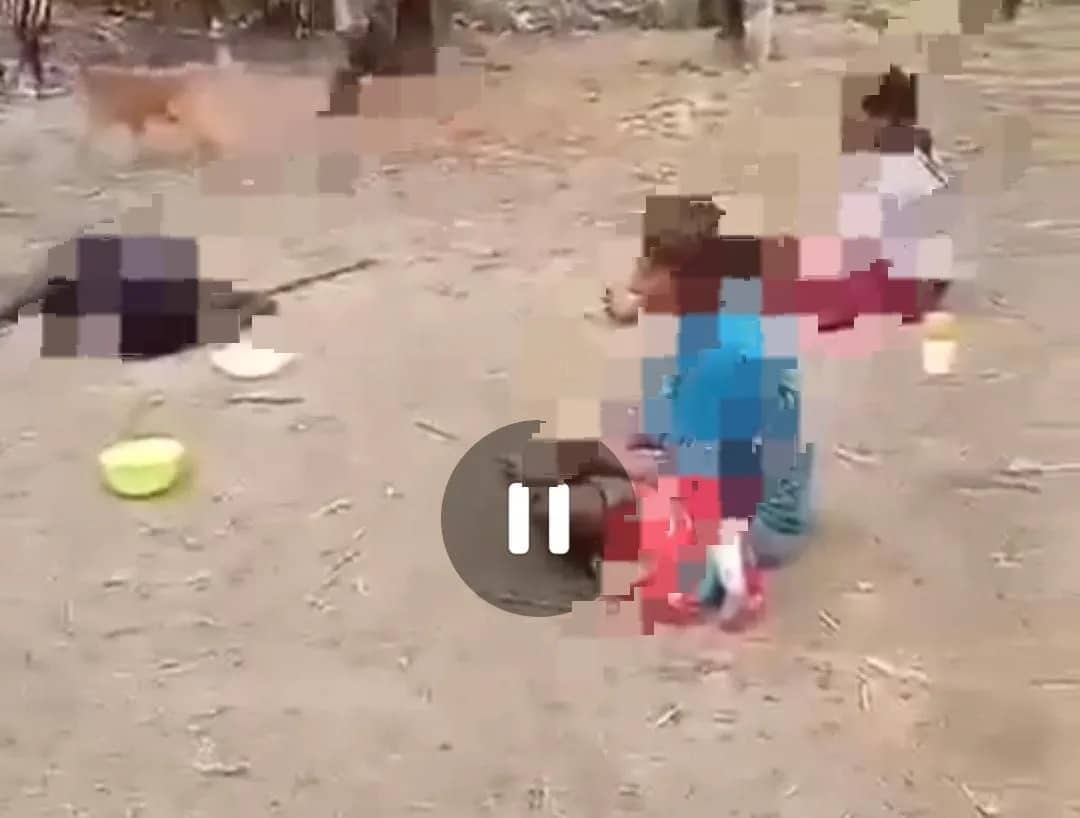Skrinshut video penyiksaan tiga perempuan asli Papua.