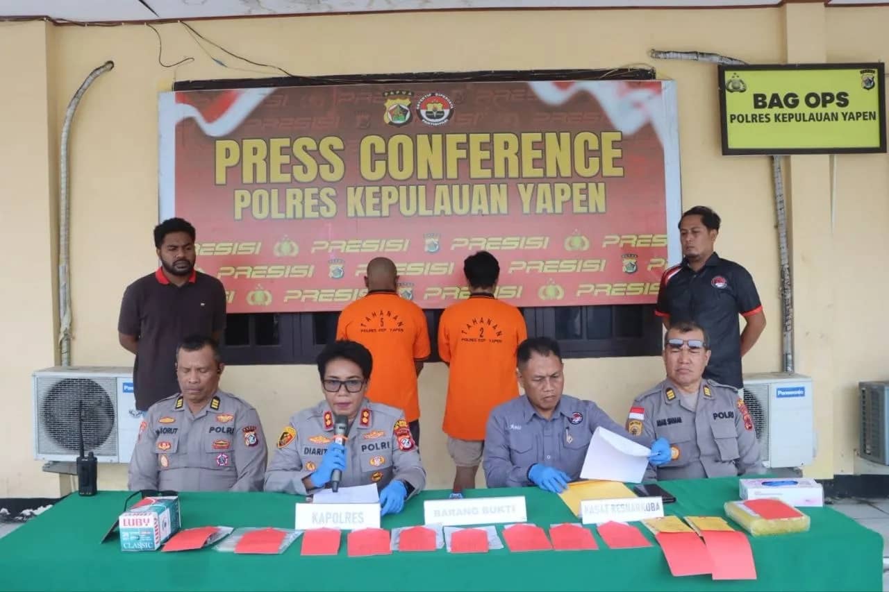Kapolres Kepulauan Yapen AKBP Diaritz Felle bersama Kasat Narkoba Iptu Amirullah, Kabag Ops AKP M. Borut dan Kabag SDM AKP Adam Siahaan saat menujukkan barang bukti dan tersangka
