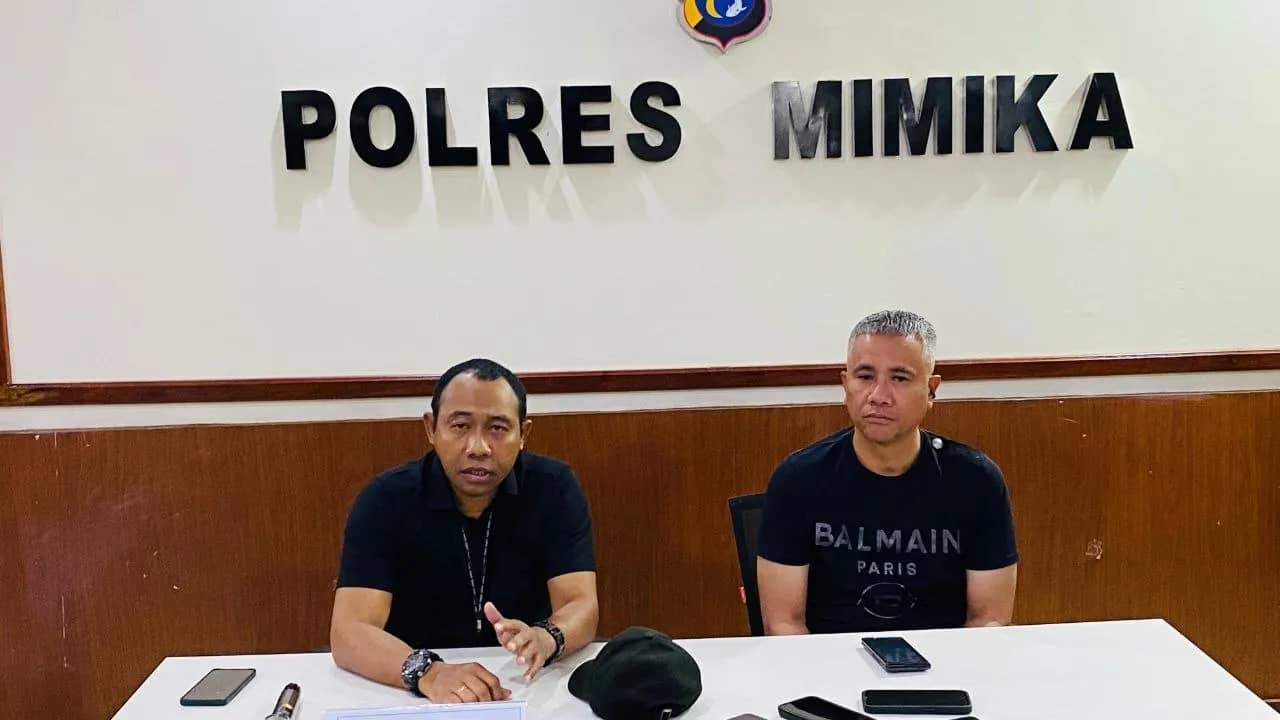 Kapolres Mimika AKBP Alredo Rumbiak didampingi Wakapolres Mimika Kompol Junan Pilitomo saat memberikan keterangan pers terkait kasus penembakan yang melibatkan oknum anggota Polri.
