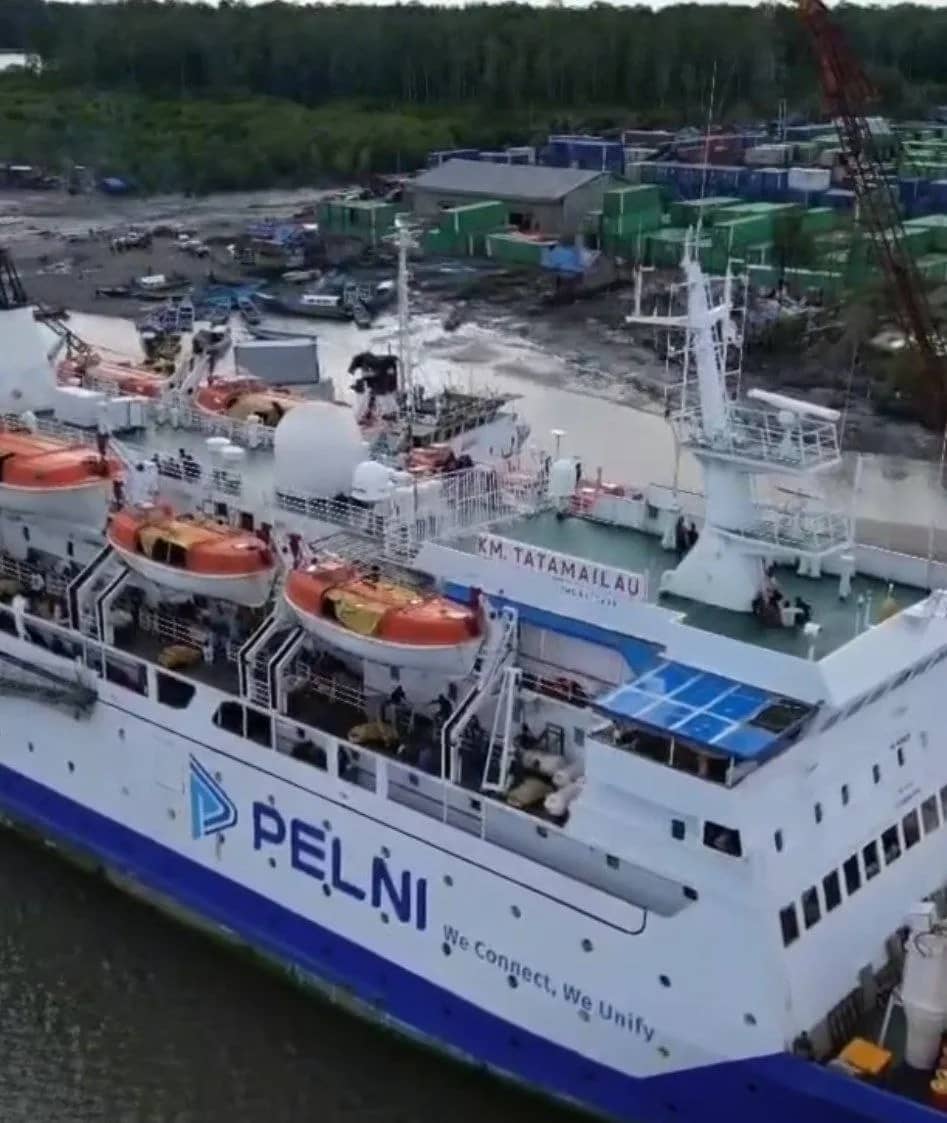 Kapal pelni saat sandar di Pelabuhan