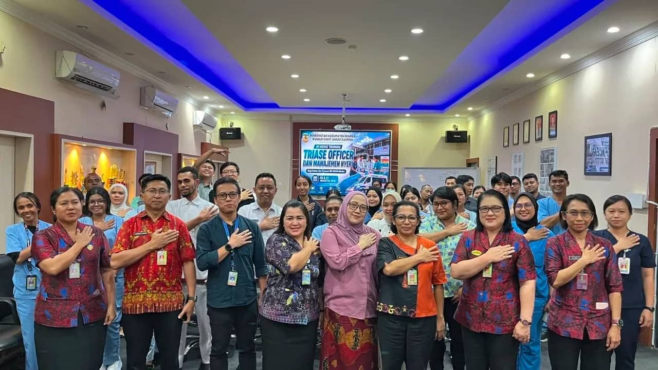 Foto bersama usai kegiatan penguatan kompetensi dokter dan perawat IRD RSUD Mimika.