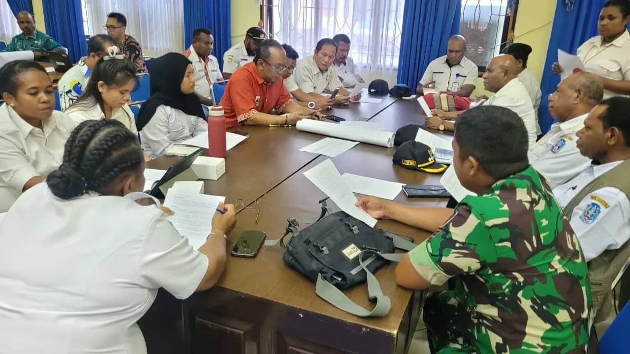 Plt Sekda Kabupaten Jayapura Yusuf Yambe Yabdi saat mengikuti FGD Pemkab Jayapura bersama WWF membahas pengawasan kawasan Cagar Alam Cycloop.