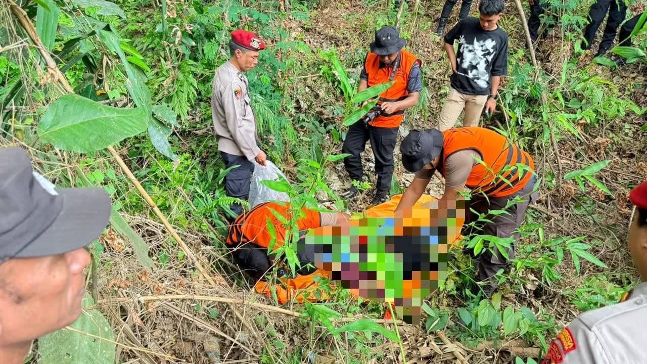 Polisi saat melakukan evakuasi penemuan mayat di jalan kolam buaya Jayapura