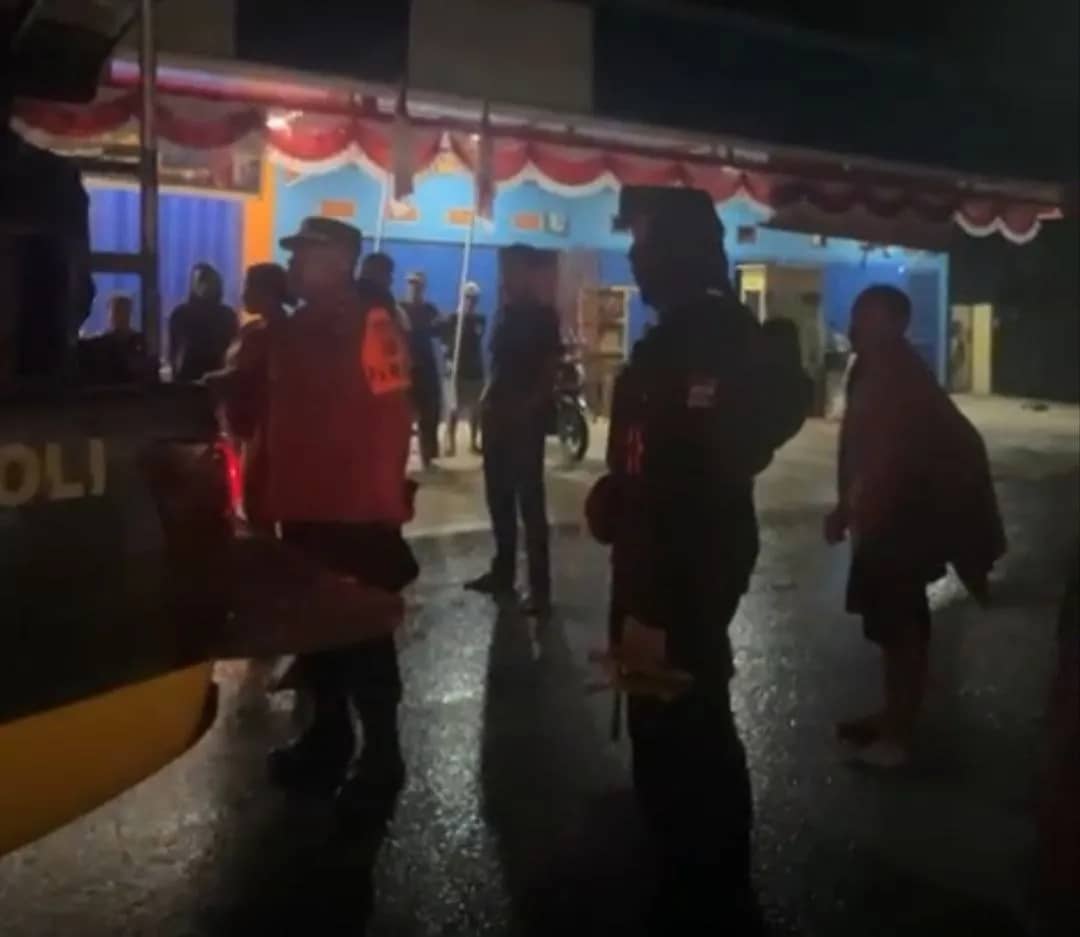 Patroli Perintis Polres Mimika membawa terduga pelaku begal yang diamankan Pos Peka Nusantara SP 2 Timika, Jumat (14/8) dini hari.